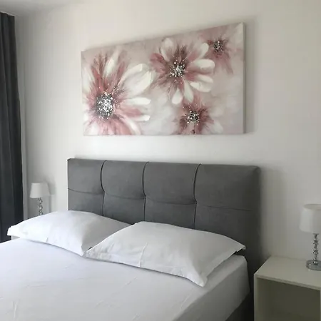 Luxuria Apartment *