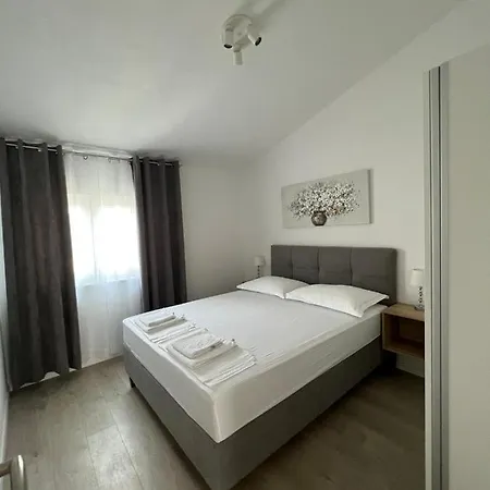 Luxuria Baska Voda